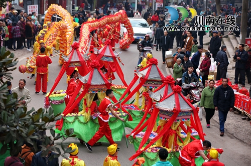 泸州纳溪:“非遗”花船舞上街头助兴元宵(图1) 泸州纳溪:“非遗”花船舞上街头助兴元宵(图1)