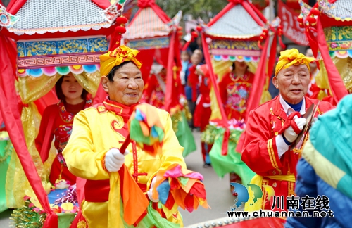 泸州纳溪:“非遗”花船舞上街头助兴元宵(图2) 泸州纳溪:“非遗”花船舞上街头助兴元宵(图2)