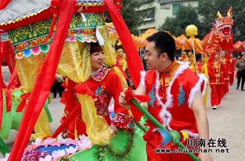 泸州纳溪:“非遗”花船舞上街头助兴元宵(图3) 泸州纳溪:“非遗”花船舞上街头助兴元宵(图3)