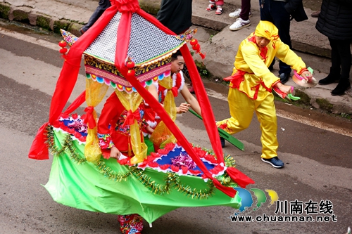 泸州纳溪:“非遗”花船舞上街头助兴元宵(图4) 泸州纳溪:“非遗”花船舞上街头助兴元宵(图4)