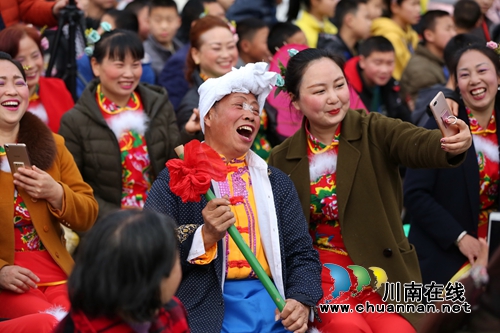 泸州纳溪:“非遗”花船舞上街头助兴元宵(图6) 泸州纳溪:“非遗”花船舞上街头助兴元宵(图6)