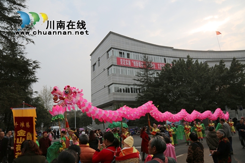 群龙共舞！“中国龙舞之乡”泸县欢喜闹元宵(图9)
