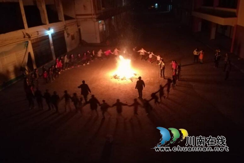 合江县自怀镇关口实验学校“篝火晚会”闹元宵