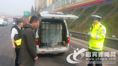 面包车变“加油站” 宜宾男非法运危险品被查(图1) 面包车变“加油站” 宜宾男非法运危险品被查(图1)