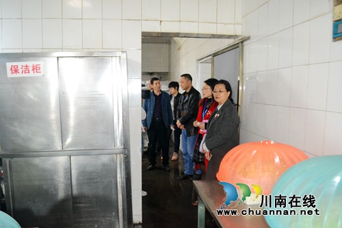 叙永县副县长谢华深入叙永一中检查开学工作(图3) 叙永县副县长谢华深入叙永一中检查开学工作(图3)