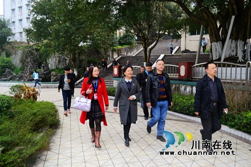 叙永县副县长谢华深入叙永一中检查开学工作(图2) 叙永县副县长谢华深入叙永一中检查开学工作(图2)