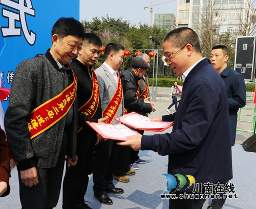 龙马潭区启动第55个学雷锋活动月志愿服务活动(图4) 龙马潭区启动第55个学雷锋活动月志愿服务活动(图4)