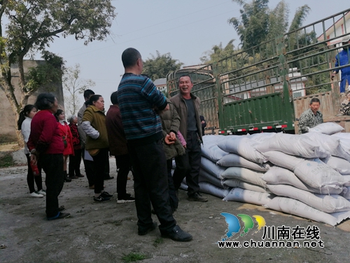 促春耕暖民心&nbsp;泸州华阳街道及时发放免费肥料