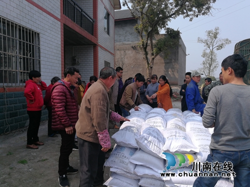 促春耕暖民心 泸州华阳街道及时发放免费肥料(图2) 促春耕暖民心 泸州华阳街道及时发放免费肥料(图2)