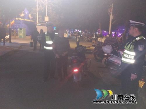 宜宾筠连交警大队持续高压夜查酒驾(图1) 宜宾筠连交警大队持续高压夜查酒驾(图1)