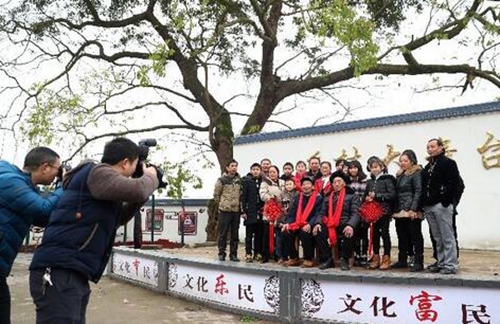 用压岁钱换父亲陪伴：离愁别绪何以消解？