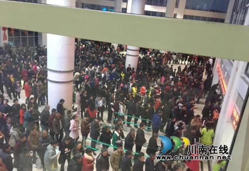 西南医大附院：近万人就诊&nbsp;有序服务暖人心(图1)