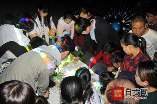 自贡国际灯光节落下帷幕&nbsp;小游客们依依不舍(图1)