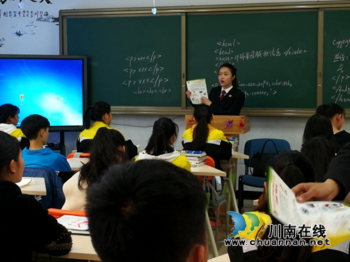 江阳区检察院开展打击校园“黑恶”宣传活动