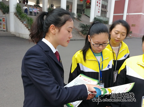 江阳区检察院开展打击校园“黑恶”宣传活动(图2) 江阳区检察院开展打击校园“黑恶”宣传活动(图2)
