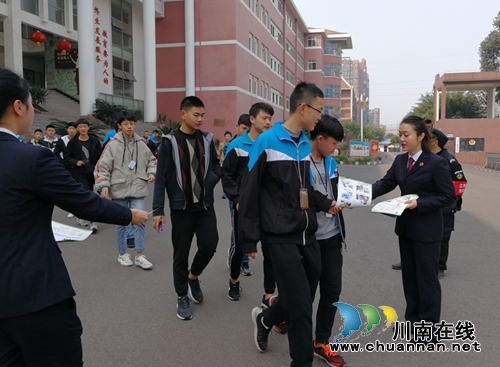 江阳区检察院开展打击校园“黑恶”宣传活动(图3) 江阳区检察院开展打击校园“黑恶”宣传活动(图3)