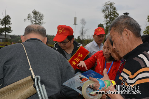 江阳区张坝街道：弘扬雷锋精神&nbsp;让爱同行