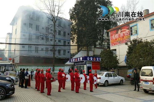宜宾筠连：锣鼓喧天送锦旗&nbsp;警民和谐暖人心