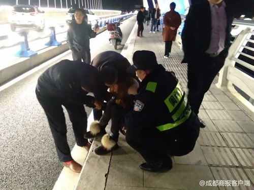 四川:男友手机中留前妻信息 女子气得欲跳桥(图3) 四川:男友手机中留前妻信息 女子气得欲跳桥(图3)