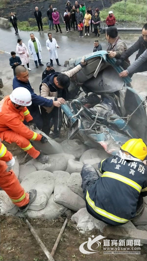 宜宾兴文：货车失控2人被困&nbsp;消防及时救援
