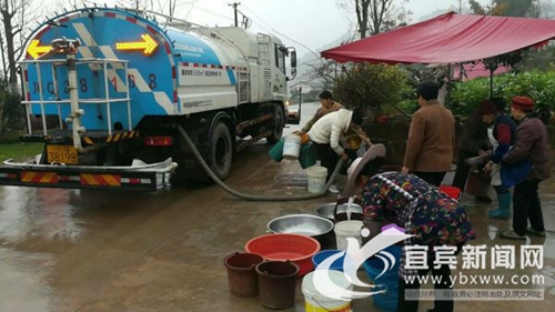 宜宾上百户村民家停水 环卫洒水车客串送水车(图1) 宜宾上百户村民家停水 环卫洒水车客串送水车(图1)