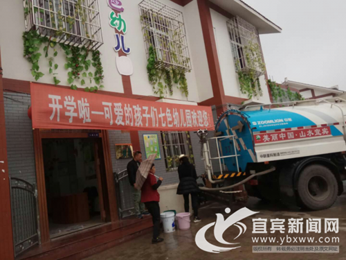 宜宾上百户村民家停水 环卫洒水车客串送水车(图2) 宜宾上百户村民家停水 环卫洒水车客串送水车(图2)
