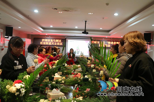 庆“三八” 红星街道天立社区开展美丽女人之“情深花海”插花活动(图1) 庆“三八” 红星街道天立社区开展美丽女人之“情深花海”插花活动(图1)