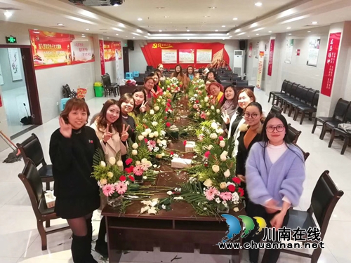 庆“三八”&nbsp;红星街道天立社区开展美丽女人之“情深花海”插花活动