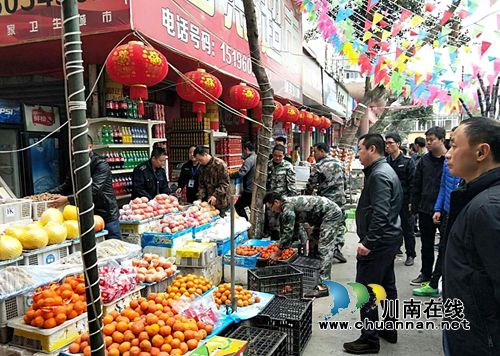 商家长期“霸道”经营 泸县城管出击净化市容(图1) 商家长期“霸道”经营 泸县城管出击净化市容(图1)