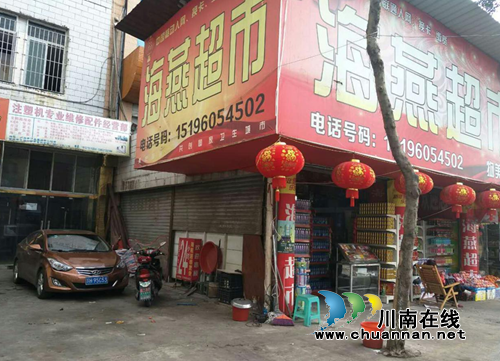 商家长期“霸道”经营 泸县城管出击净化市容(图3) 商家长期“霸道”经营 泸县城管出击净化市容(图3)