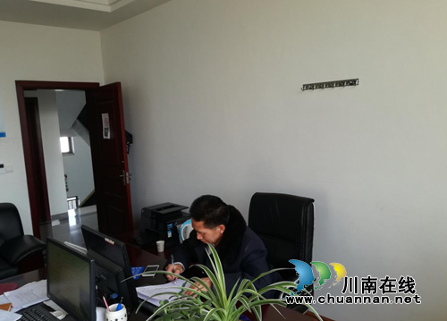 商家长期“霸道”经营 泸县城管出击净化市容(图2) 商家长期“霸道”经营 泸县城管出击净化市容(图2)