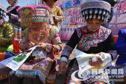 宜宾凤仪苗寨刺绣比赛 过个“花样”妇女节(图2) 宜宾凤仪苗寨刺绣比赛 过个“花样”妇女节(图2)