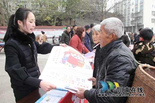 泸县:法治宣传让群众过了个“充实”的春节(图1) 泸县:法治宣传让群众过了个“充实”的春节(图1)