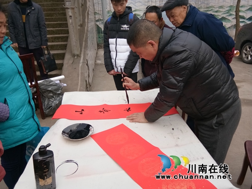 泸县:法治宣传让群众过了个“充实”的春节(图2) 泸县:法治宣传让群众过了个“充实”的春节(图2)