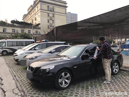 宜宾法院交警联动执行 查扣老赖6辆豪车(图1) 宜宾法院交警联动执行 查扣老赖6辆豪车(图1)