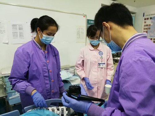 老人吃2碗小鲫鱼不吐刺 100根刺扎直肠(图2) 老人吃2碗小鲫鱼不吐刺 100根刺扎直肠(图2)