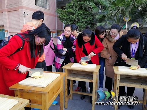 秀刀工 拼男神 展厨艺 泸县百和镇学校庆祝“三八”妇女节(图2) 秀刀工 拼男神 展厨艺 泸县百和镇学校庆祝“三八”妇女节(图2)