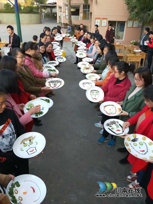 秀刀工 拼男神 展厨艺 泸县百和镇学校庆祝“三八”妇女节(图3) 秀刀工 拼男神 展厨艺 泸县百和镇学校庆祝“三八”妇女节(图3)