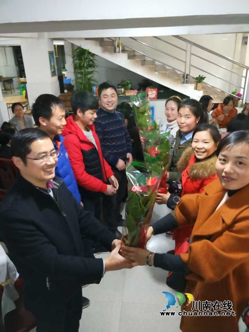 秀刀工 拼男神 展厨艺 泸县百和镇学校庆祝“三八”妇女节(图4) 秀刀工 拼男神 展厨艺 泸县百和镇学校庆祝“三八”妇女节(图4)