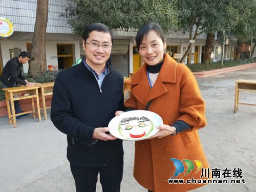 秀刀工 拼男神 展厨艺 泸县百和镇学校庆祝“三八”妇女节(图5) 秀刀工 拼男神 展厨艺 泸县百和镇学校庆祝“三八”妇女节(图5)