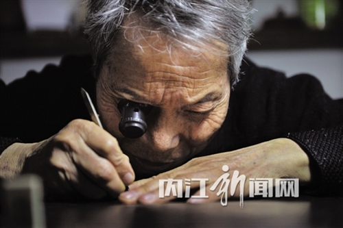 内江八旬翁表衷情 石上微刻“十九大报告”(图3) 内江八旬翁表衷情 石上微刻“十九大报告”(图3)