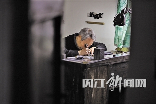 内江八旬翁表衷情 石上微刻“十九大报告”(图4) 内江八旬翁表衷情 石上微刻“十九大报告”(图4)
