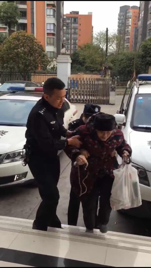 宜宾99岁老人走失&nbsp;民警用“一标三实”寻家人(图1)