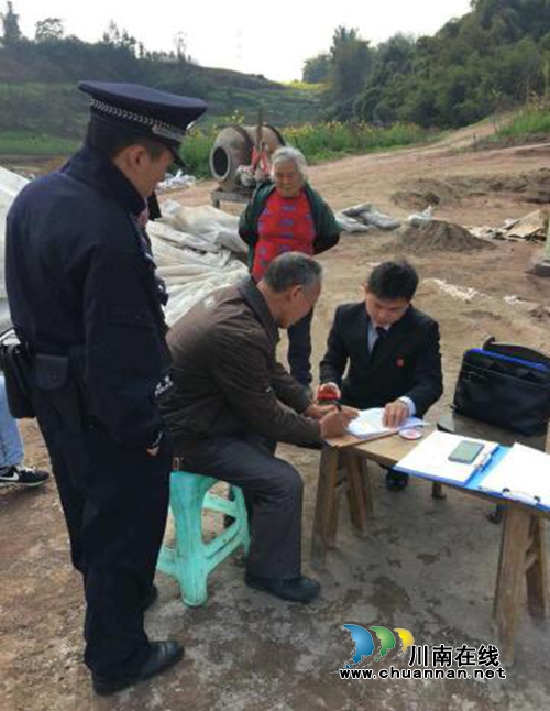 老人骑三轮载人出事被判担责觉得“冤” 龙马潭区法院法官来释疑(图1) 老人骑三轮载人出事被判担责觉得“冤” 龙马潭区法院法官来释疑(图1)