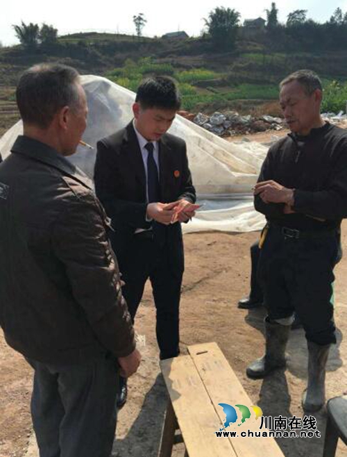 老人骑三轮载人出事被判担责觉得“冤” 龙马潭区法院法官来释疑(图2) 老人骑三轮载人出事被判担责觉得“冤” 龙马潭区法院法官来释疑(图2)