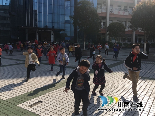 宜宾罗龙实验小学举行消防安全逃生演练活动(图2)