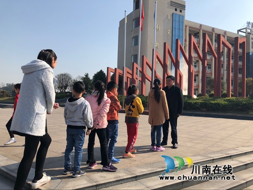 宜宾罗龙实验小学举行消防安全逃生演练活动(图3)