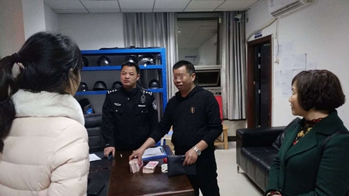 宜宾：两女子晚上散步捡巨款&nbsp;拾金不昧交原主(图1)