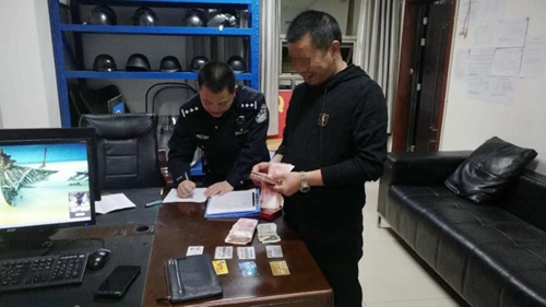 宜宾：两女子晚上散步捡巨款&nbsp;拾金不昧交原主(图2)