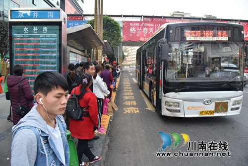 杜绝哄抢上车 泸州公交站点增划“安全线”(图2) 杜绝哄抢上车 泸州公交站点增划“安全线”(图2)
